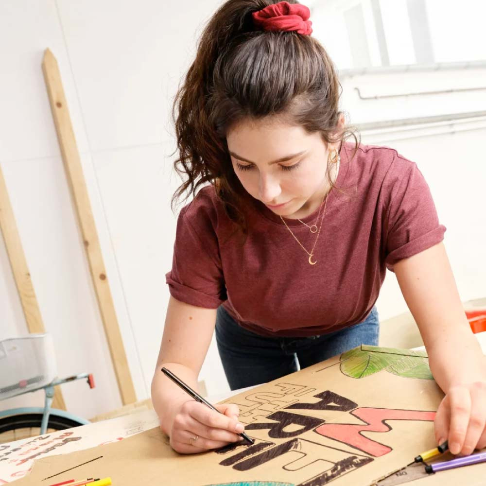 STABILO Premium Filzstift Pen 68  Frau Zeichnet auf Tisch