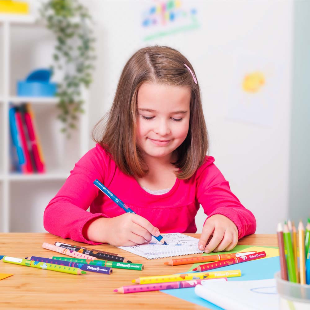 PELIKAN Schreiblernbleistift combino® - rechts- und linkshändig dreikant Mädchen zeichnet