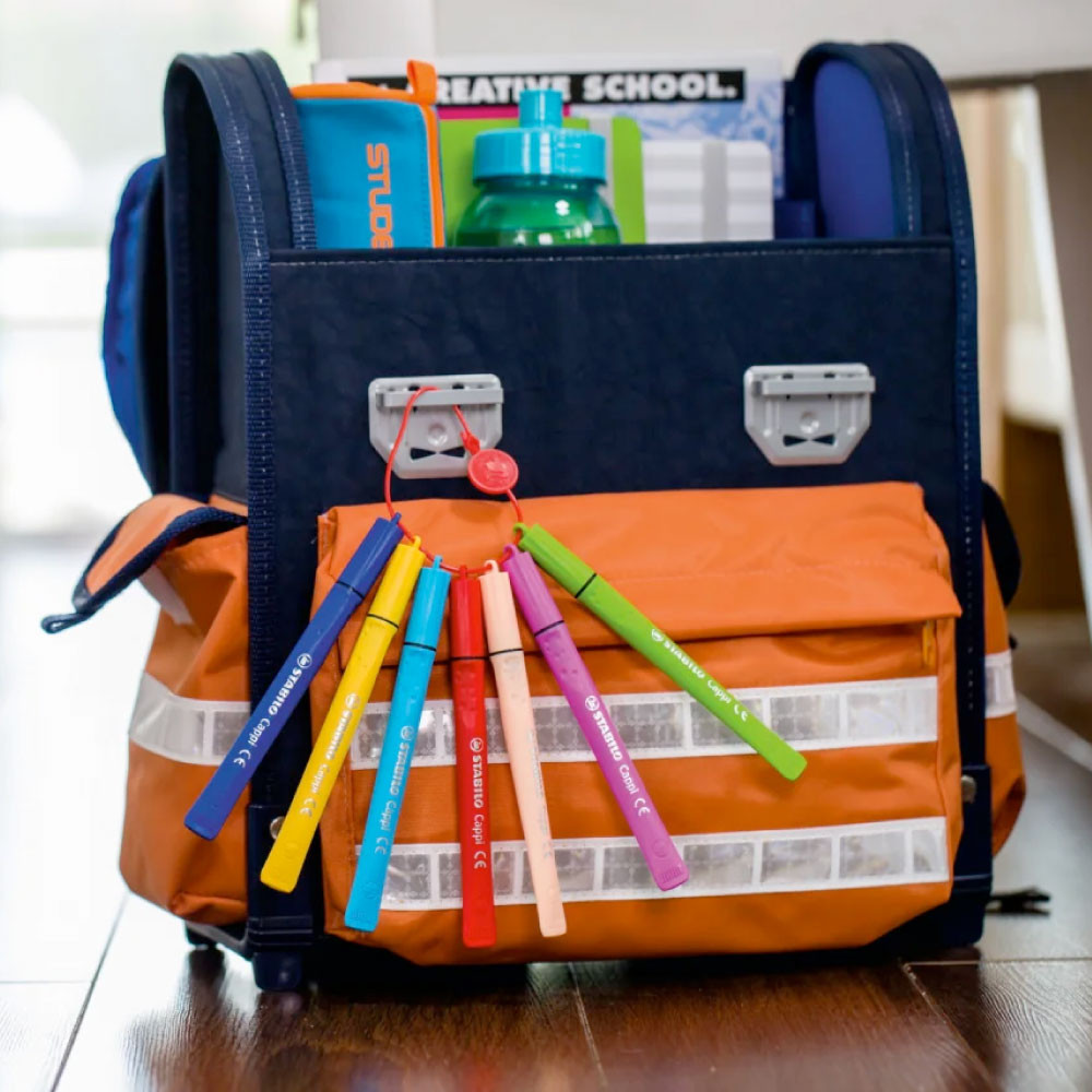 STABILO Filzstift Cappi hängen am Schulranzen