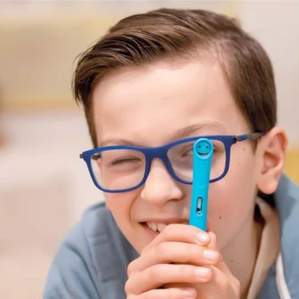 PELIKAN Bleistift Griffix Junge hält Bleistift in der Hand