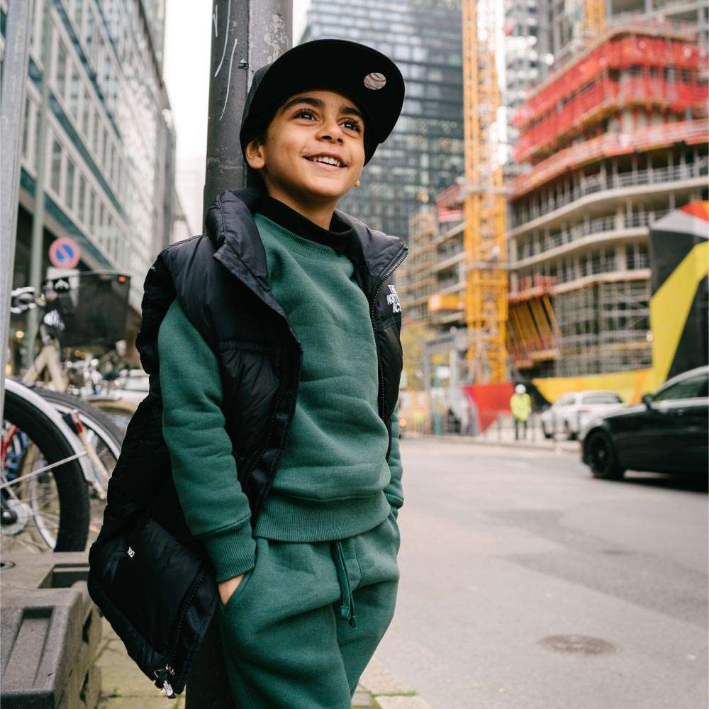 Children Urban Basic Jogginghose - Bottle Green Kind in der Stadt