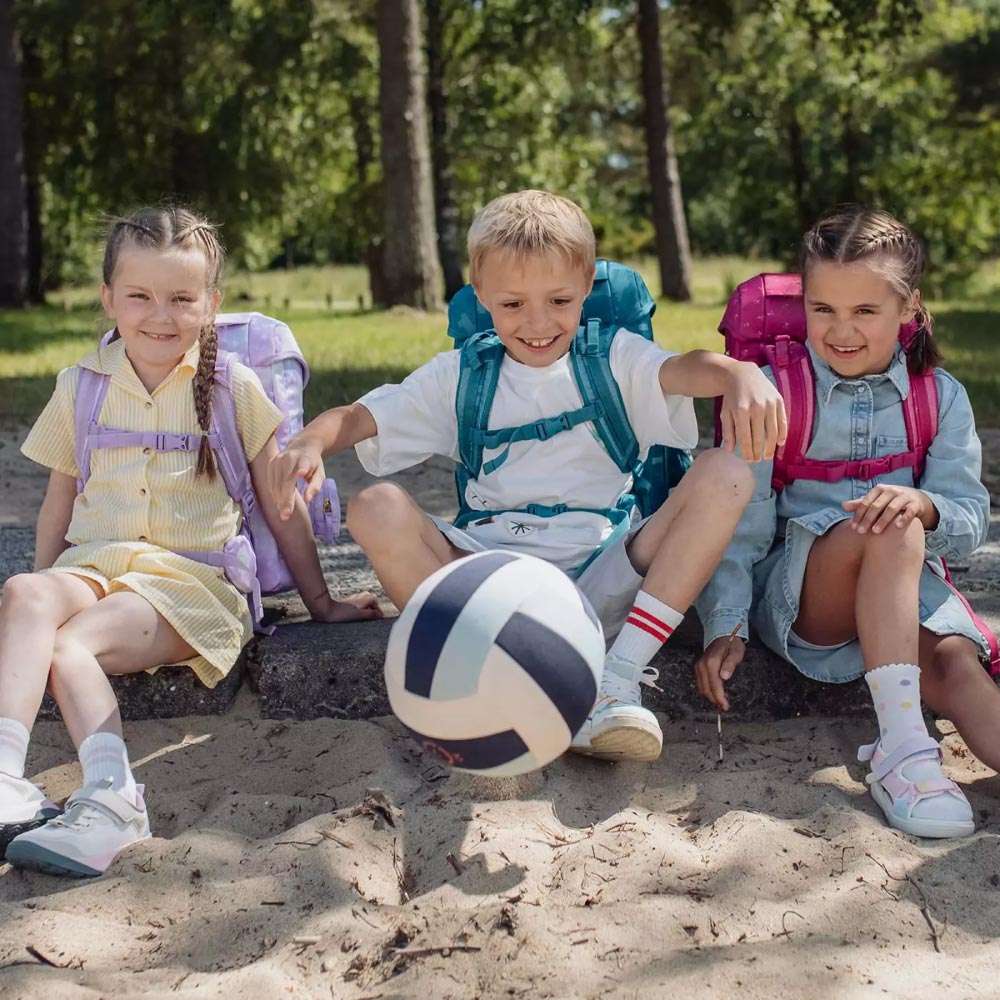 BECKMANN Schulranzen Set AIR PLUS 6 tlg - Princess Purple Schüleretui Kinder mit Schulranzen sitzend