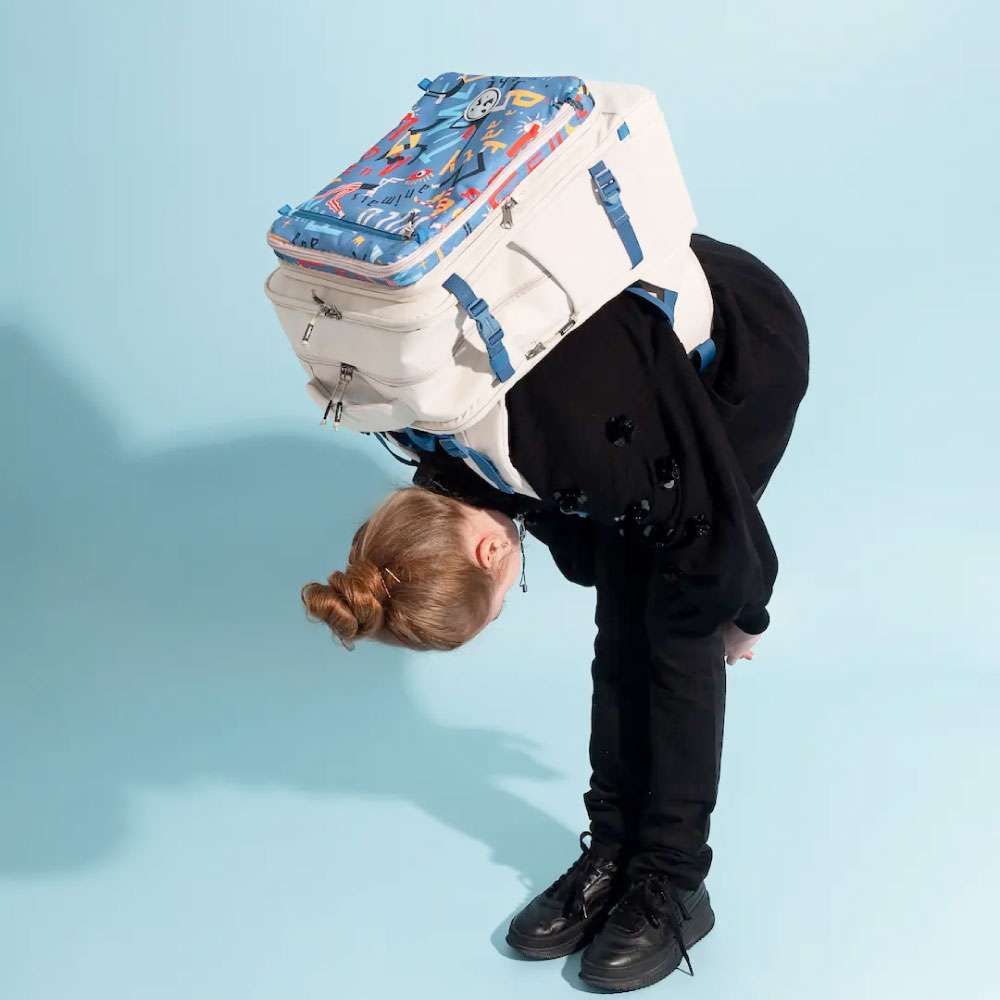 KATTBJÖRN Schulrucksack Classic Party Animals Kind lehnt sich vor