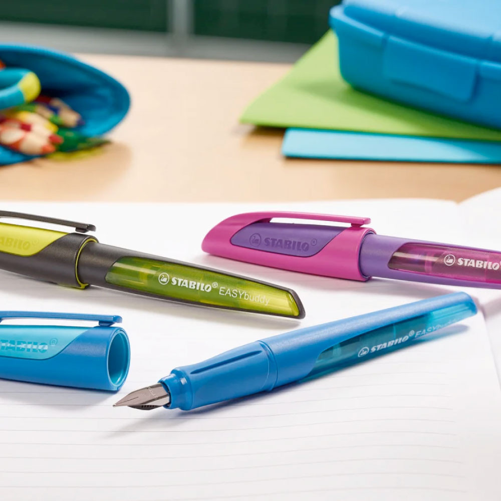 STABILO ergonomischer Schulfüller EASYbuddy 3 liegen auf dem Tisch