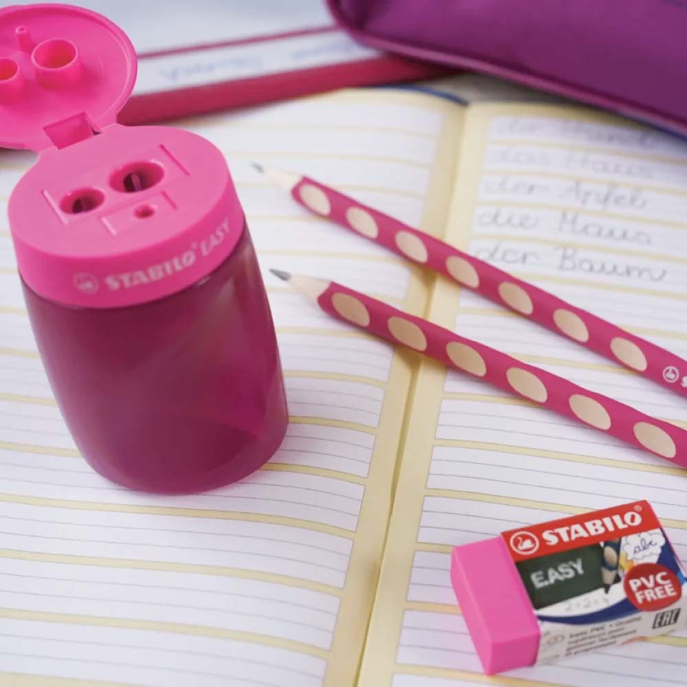 STABILO ergonomischer Bleistift EASYgraph S pink mit Spitzer auf Tisch