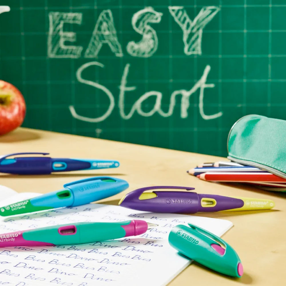 STABILO ergonomischer Schulfüller EASYbirdy Füller auf dem Tisch