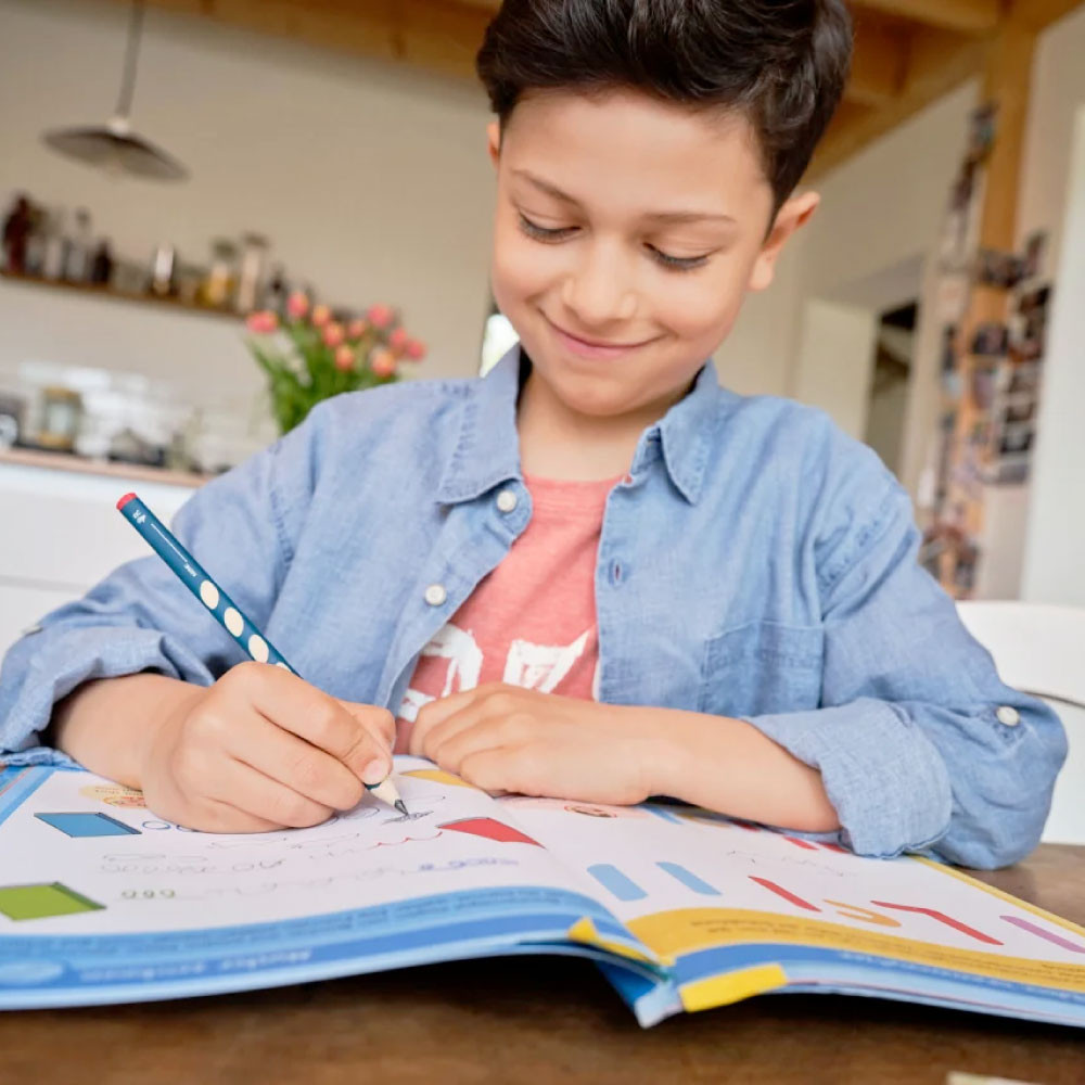 STABILO ergonomischer Bleistift EASYgraph junge schreibt in Heft