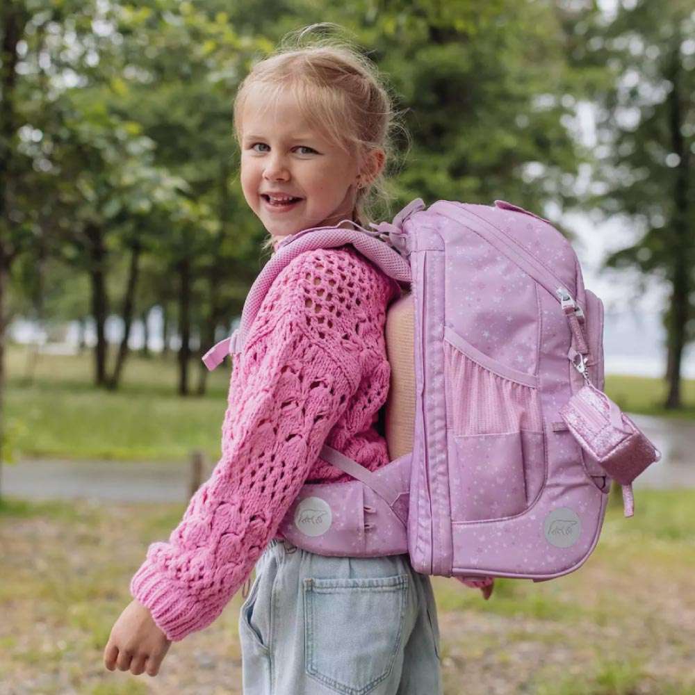 BECKMANN Schulranzen Active Air FLX 6 tlg - Rosie Kind mit Schulranzen seitlich