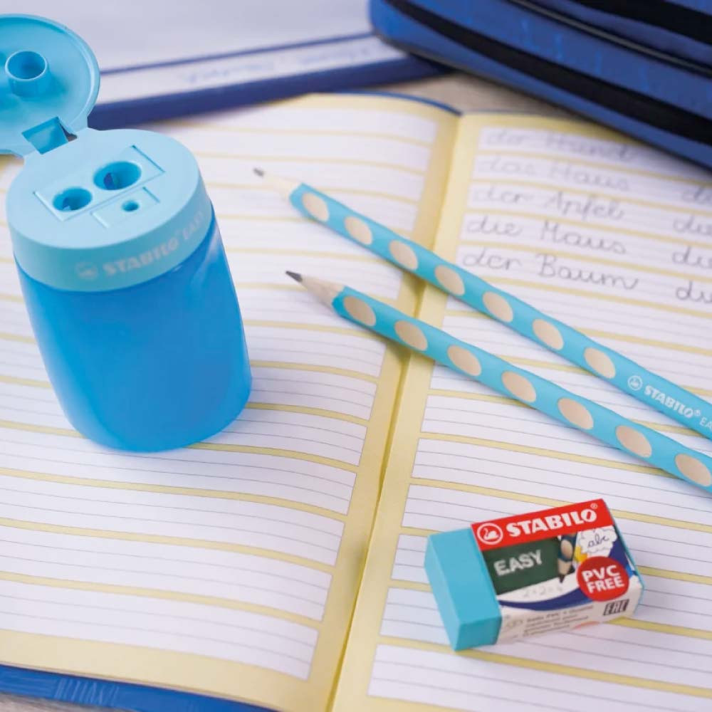 STABILO ergonomischer Bleistift EASYgraph S blau mit Spitzer auf Tisch