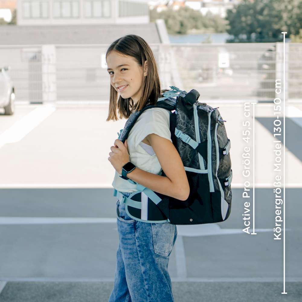 NEOXX Schulrucksack Active Pro Queen of the nite mit Kind stehend