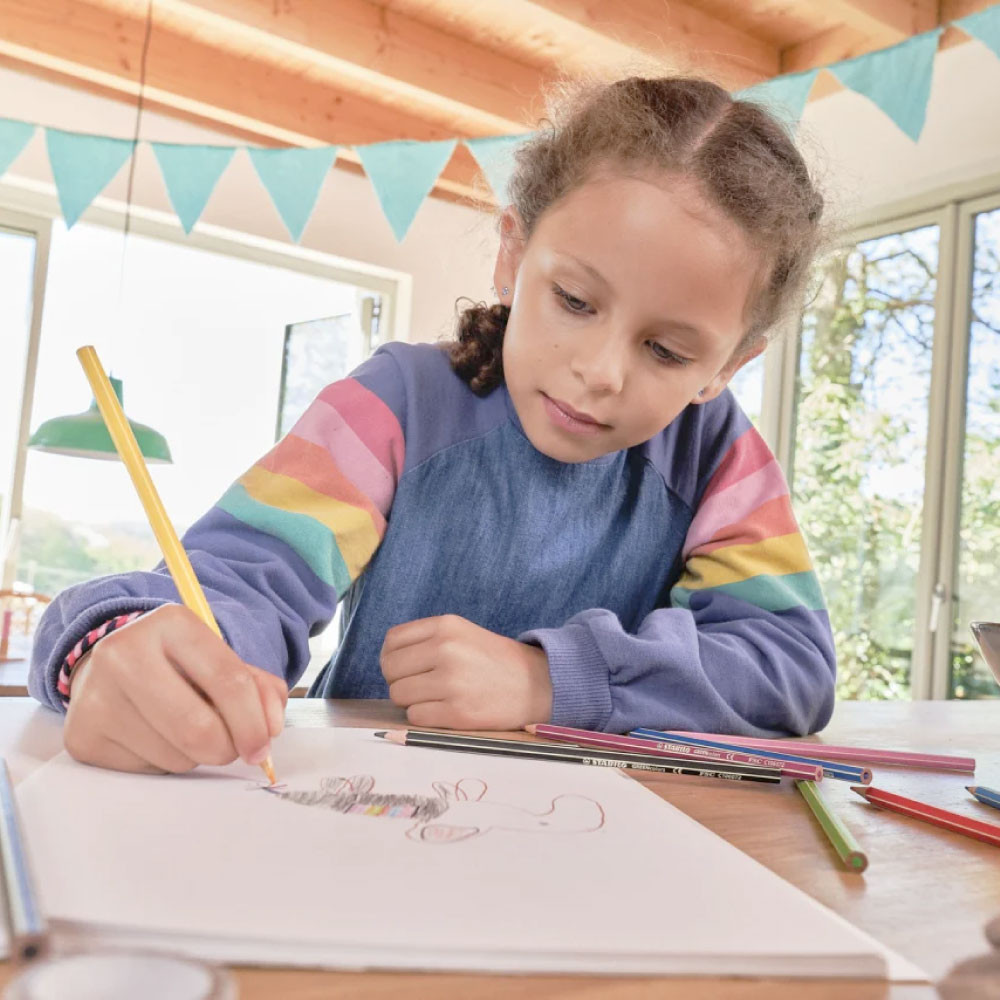 STABILO umweltfreundliche Buntstifte GREENcolors - Mädchen malt
