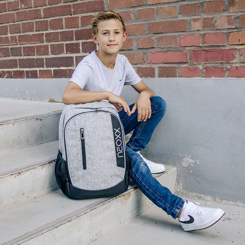 NEOXX Schulrucksack Flow Wool the World mit Kind sitzend