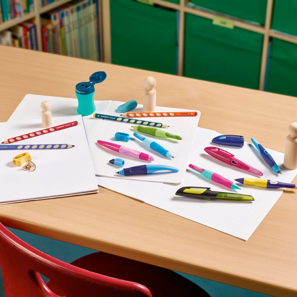 STABILO Spitzer EASYcolors/graph auf dem Tisch