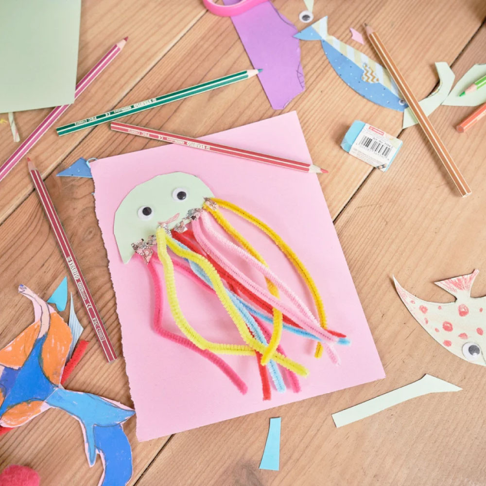 STABILO umweltfreundliche Buntstifte GREENcolors auf einem Tisch mit Zeichnungen gebastelten