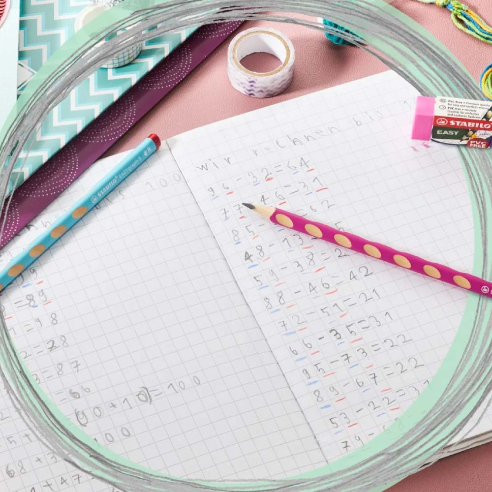 STABILO ergonomischer Bleistift EASYgraph S pink & blau auf Tisch