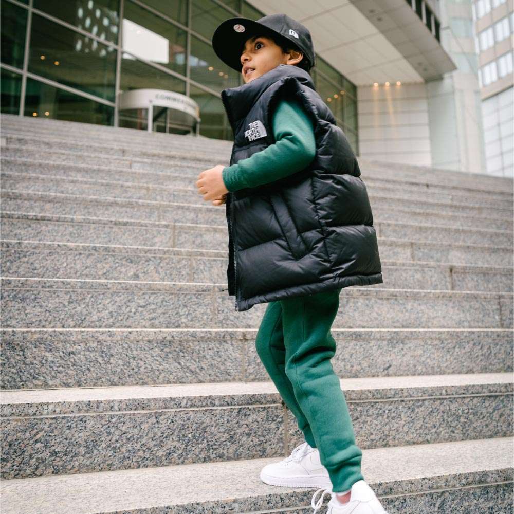 Children Urban Basic Jogginghose - Bottle Green Kind läuft Treppe hoch