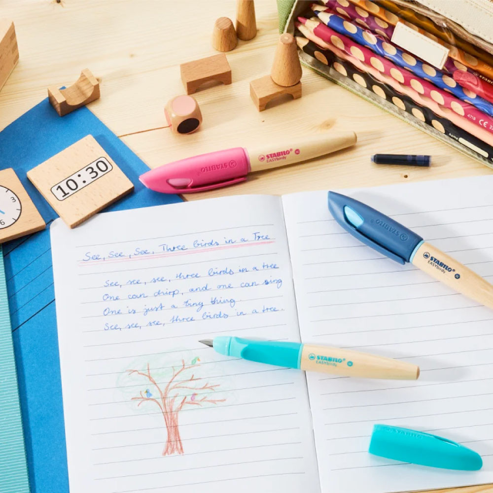 STABILO ergonomischer Schulfüller  EASYbirdy Timber rechtshändig alle Farben auf dem Tisch