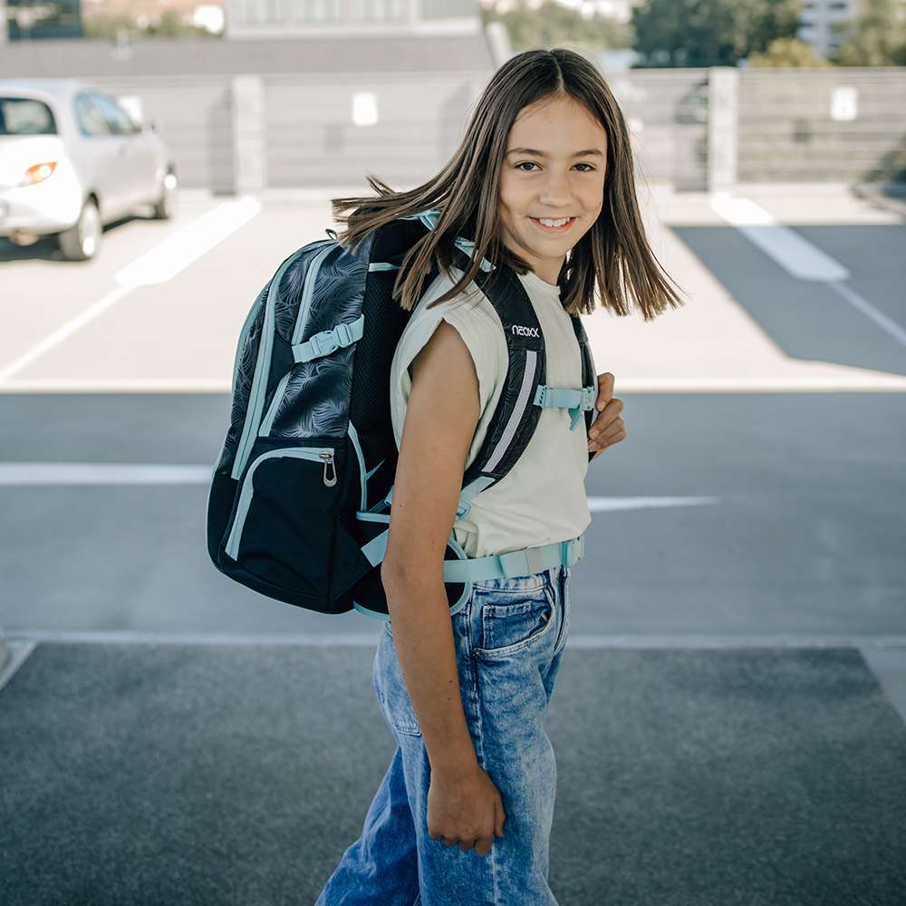 NEOXX Schulrucksack Active Pro Queen of the nite mit Kind seitlich