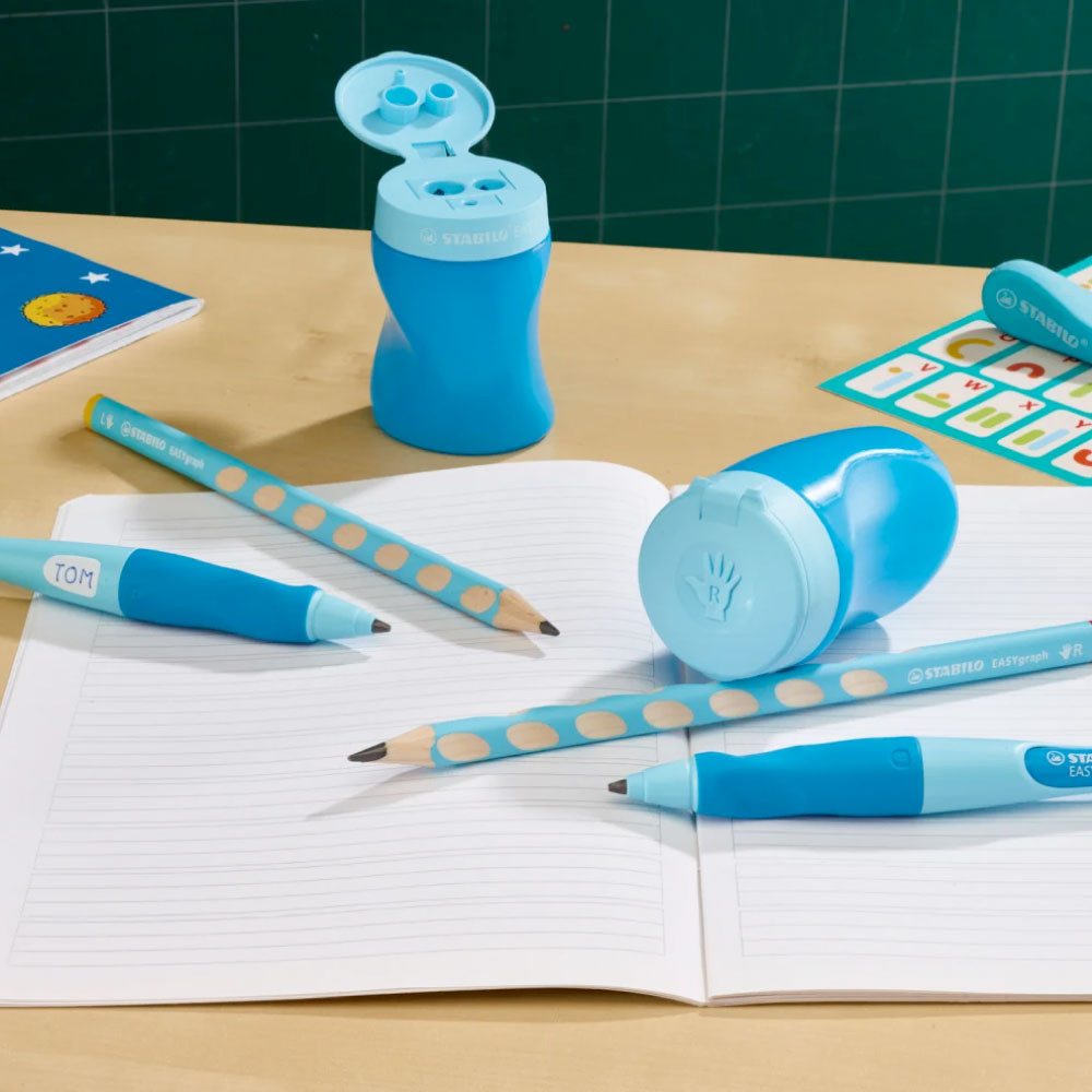 STABILO Ergonomischer Dosenspitzer EASYsharpener auf Tisch mit Bleistift