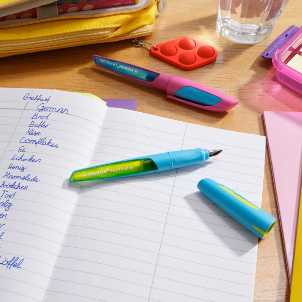STABILO ergonomischer Schulfüller EASYbuddy FRESH Edition auf einem Tisch 2