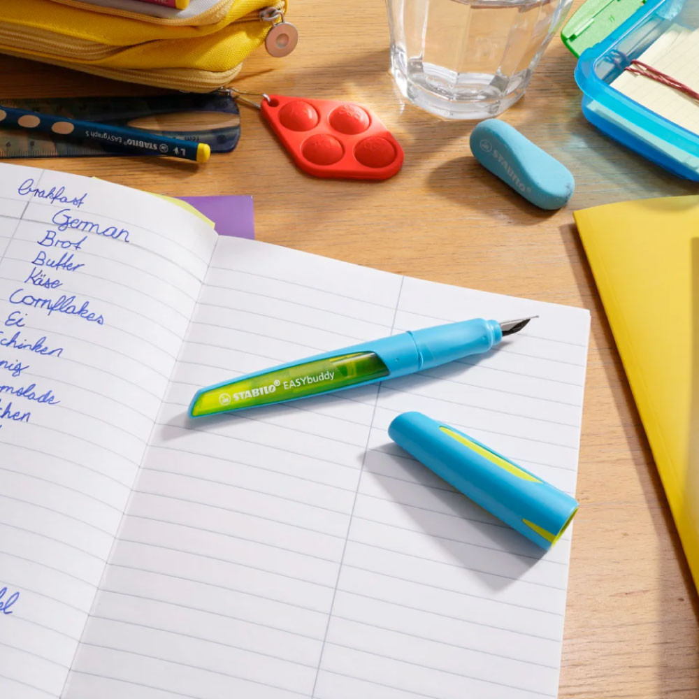 STABILO ergonomischer Schulfüller EASYbuddy FRESH Edition auf einem Tisch