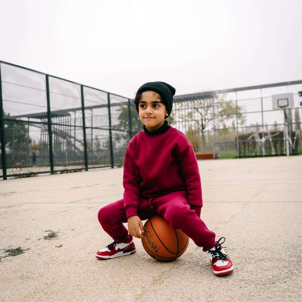 CHILDREN URBAN BASICS - Sweatshirt - Bordeaux  Kind auf Basketball sitzend