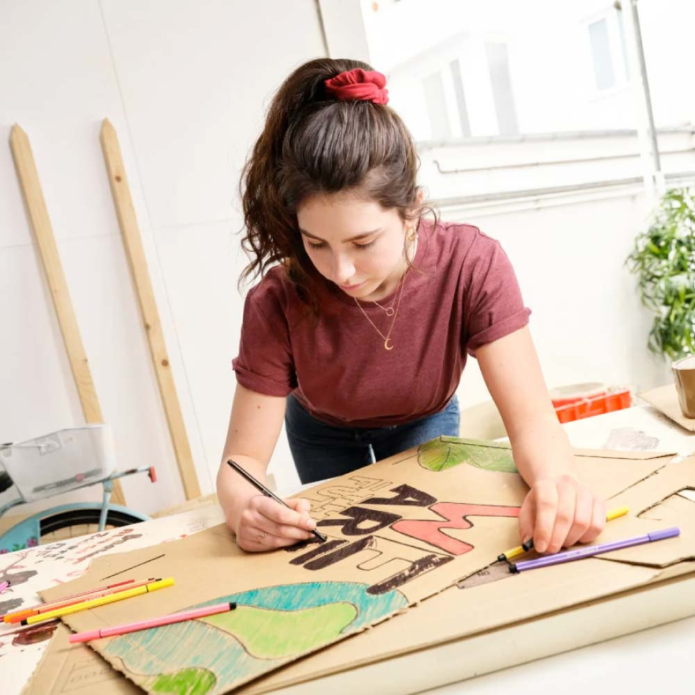 STABILO Premium Filzstift Pen 68 Frau zeichnet