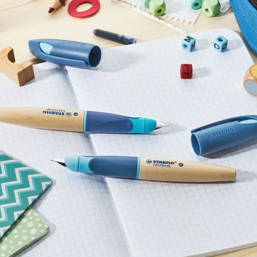 STABILO ergonomischer Schulfüller  EASYbirdy Timber rechtshändig schreibt einen Brief