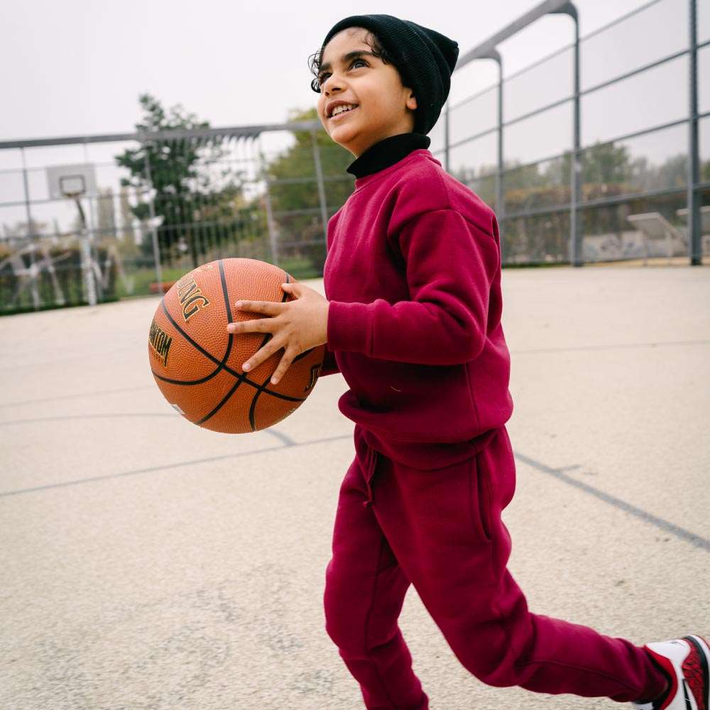 CHILDREN URBAN BASICS - Sweatshirt - Bordeaux Kind mit Basketball seitlich