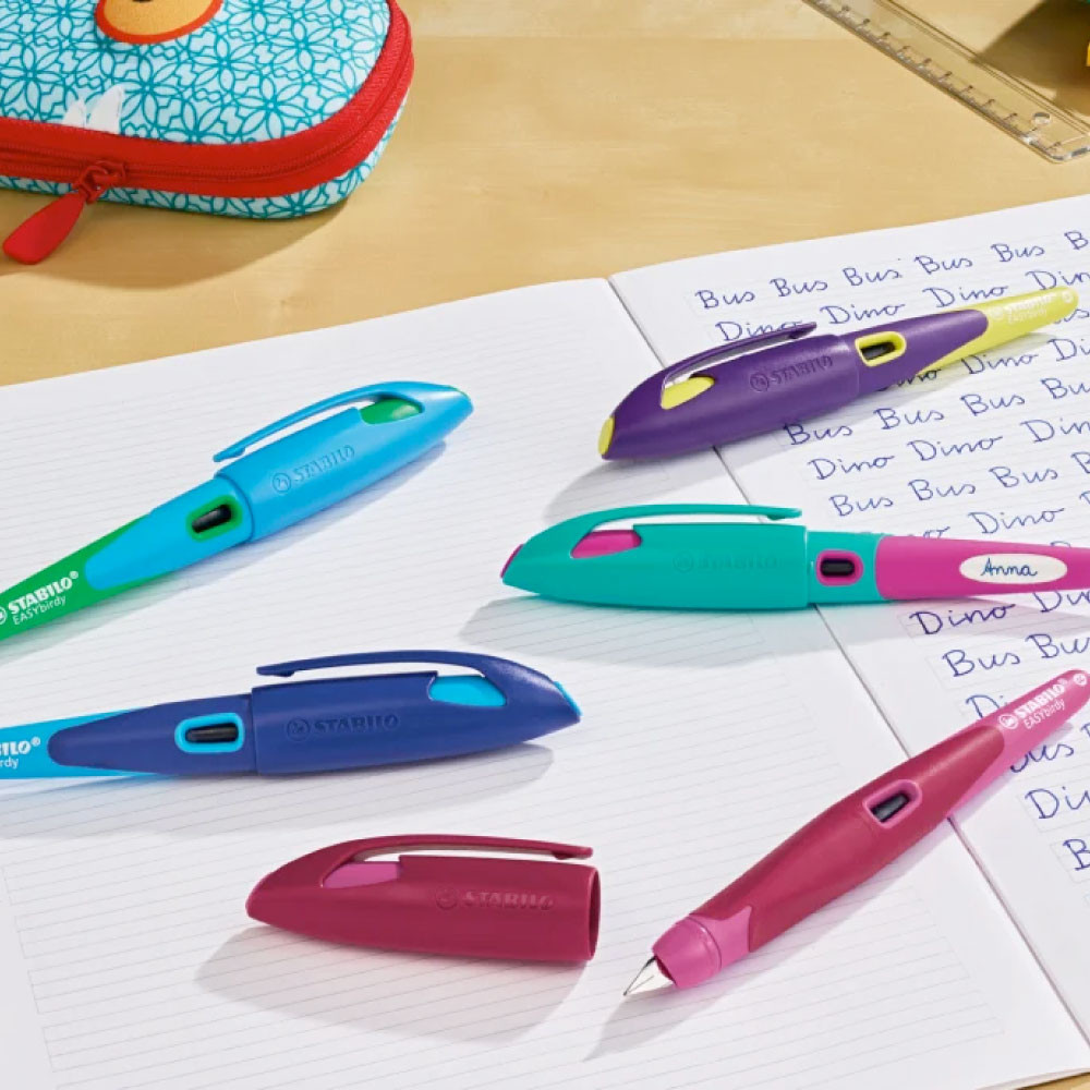 STABILO ergonomischer Schulfüller EASYbirdy Füller auf dem Schulheft