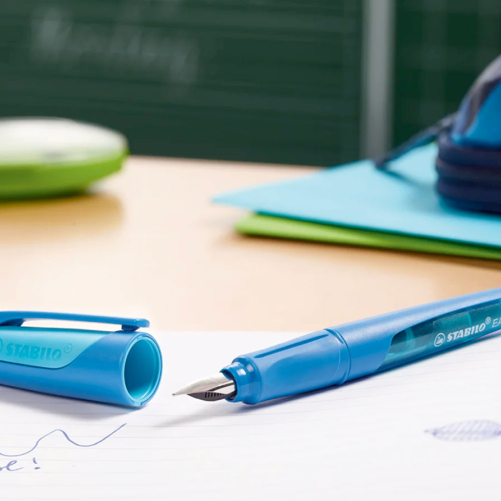 STABILO ergonomischer Schulfüller EASYbuddy liegt offen auf dem Tisch