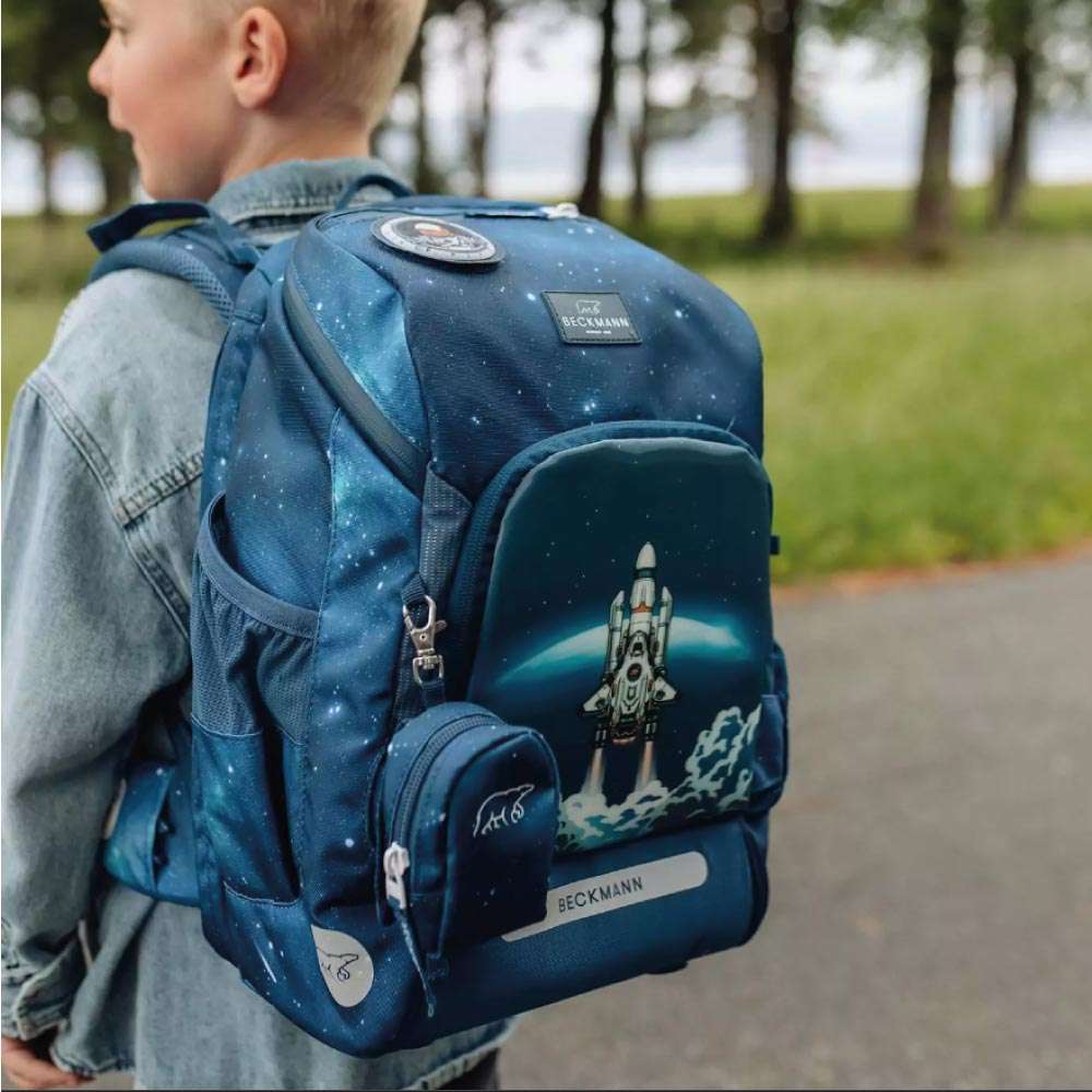 BECKMANN Schulranzen ACTIVE AIR FLX 6 tlg - Space Mission Kind mit Schulranzen seitlich