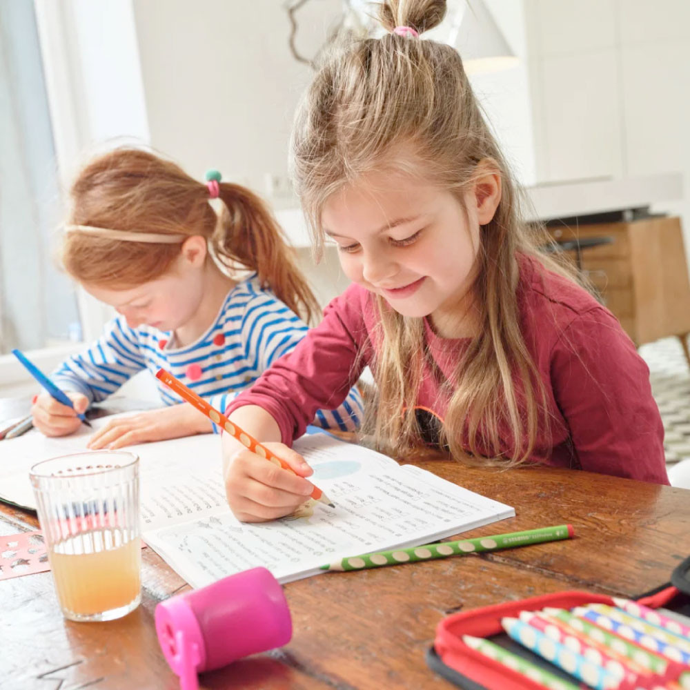 STABILO ergonomischer Bleistift EASYgraph Mädchen schreibt in Heft