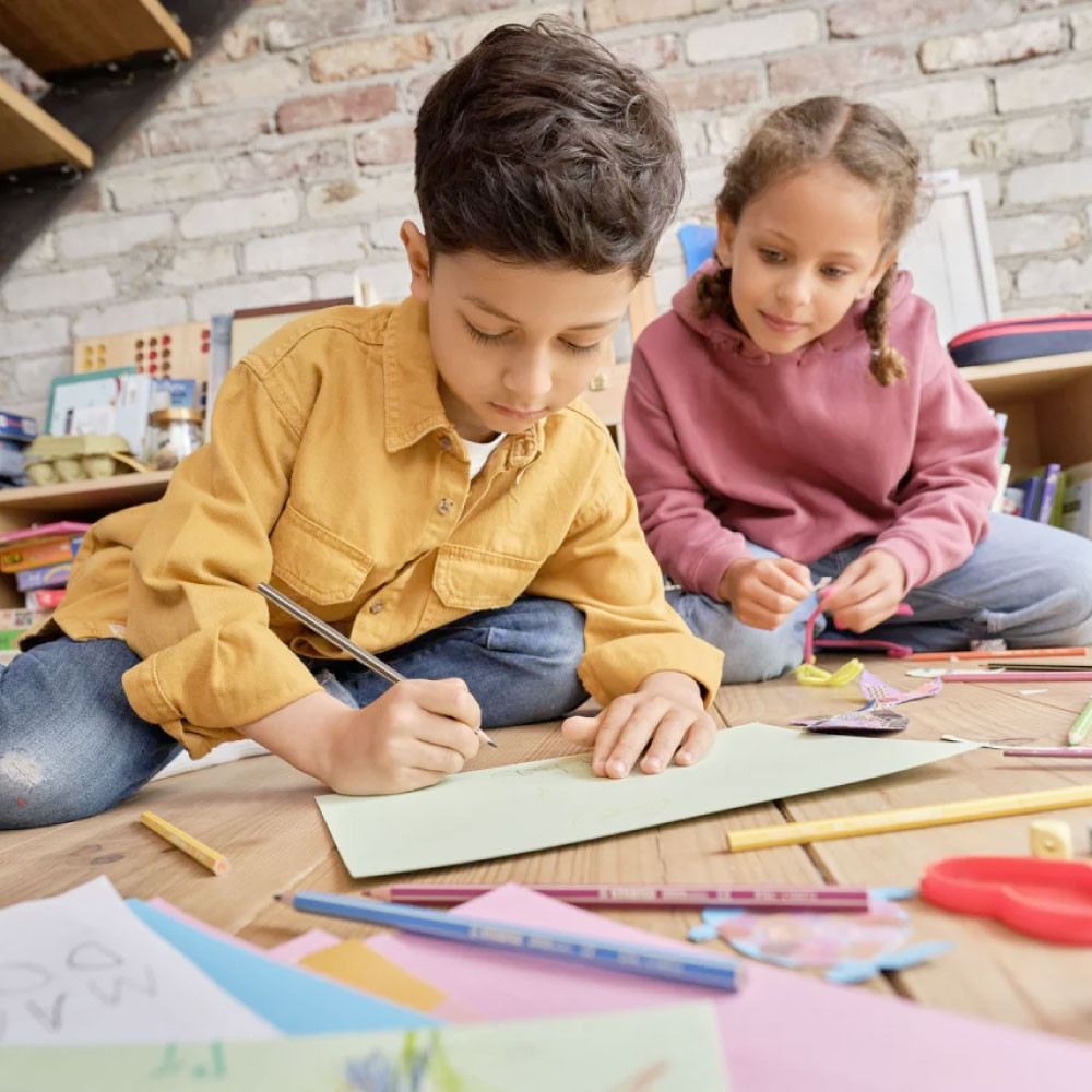 STABILO umweltfreundliche Buntstifte GREENcolors - 2 Kinder zeichnen