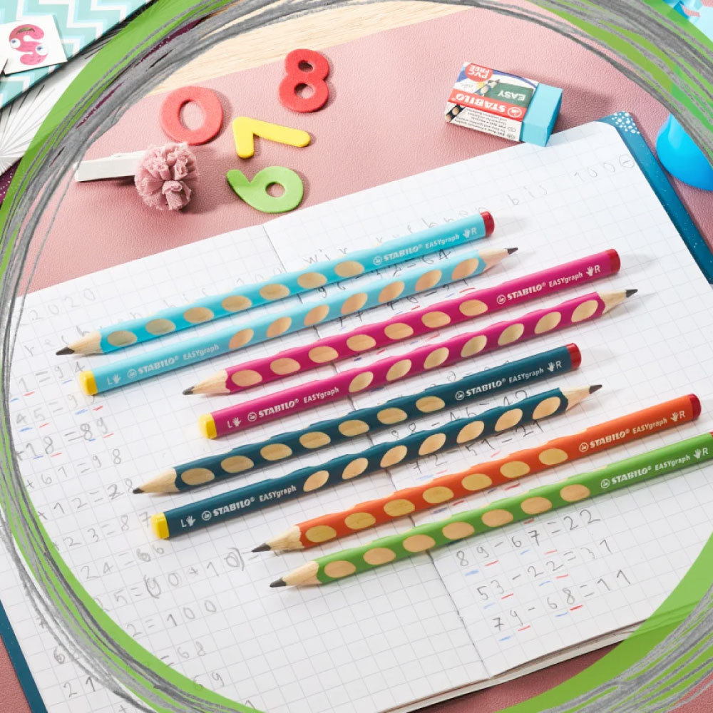 STABILO ergonomischer Bleistift EASYgraph verschiedene Farben auf dem Tisch