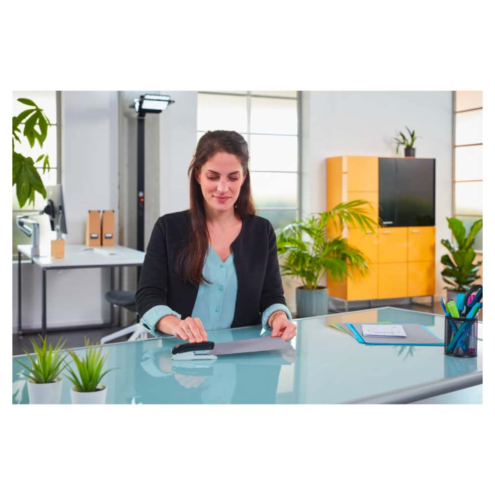 NOVUS Heftmaschine Beispiel Frau