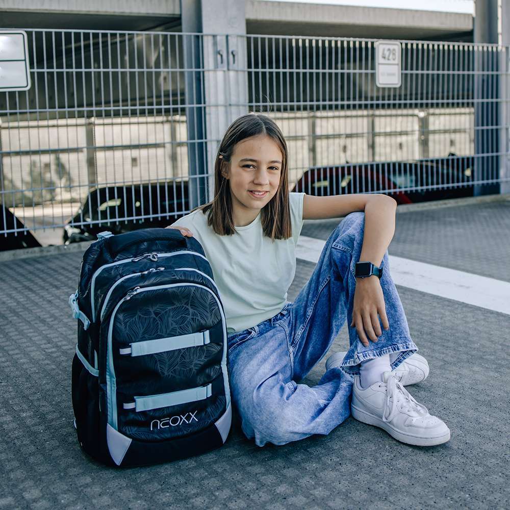 NEOXX Schulrucksack Active Pro Queen of the nite mit Kind sitzend