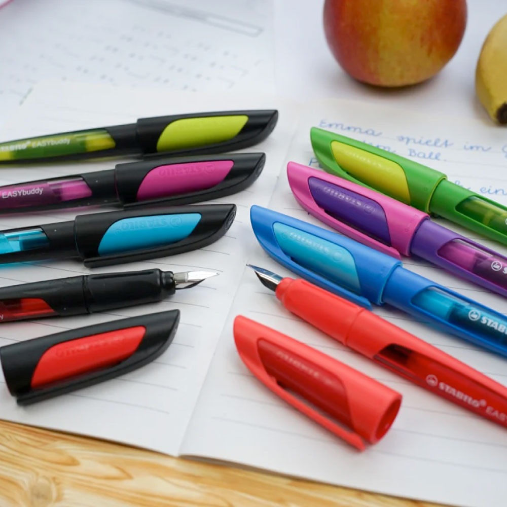 STABILO ergonomischer Schulfüller EASYbuddy alle Farben auf dem Tisch